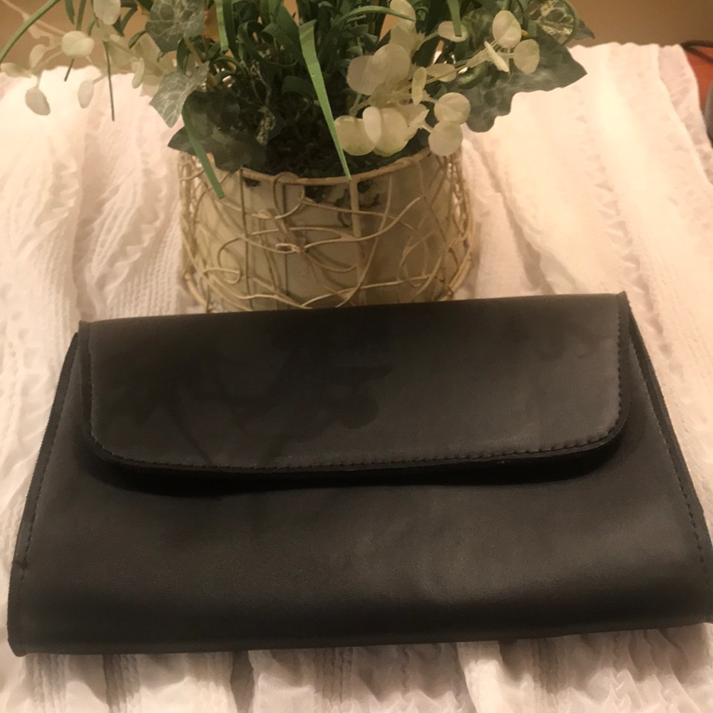 🌸Host Pick🌸Vegan Leather Clutch, Pretty Interior